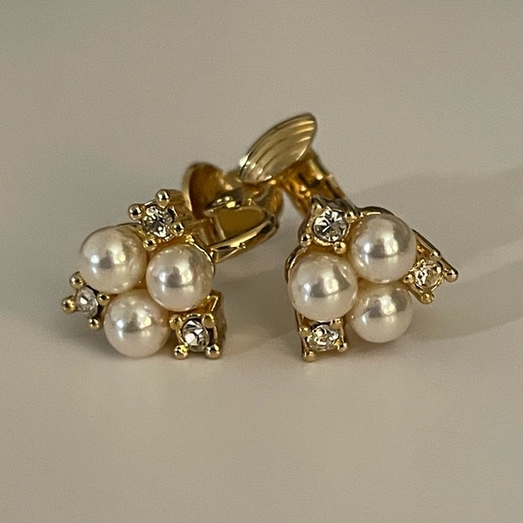 Dior Jewelry - Vintage Christian Dior Clip on Earrings. Timeless design. Gold tone with pearls.